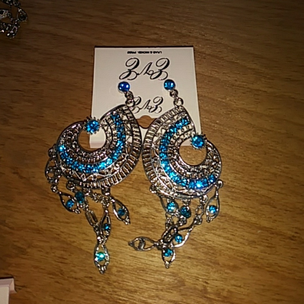 Earings - Picture 3 of 7